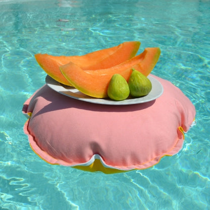 Kissen Rondo in der Farbe Rosa aus der Kollektion Capri | Schwimmkissen & Gartenkissen von chillisy. Abgebildet mit Früchteteller auf dem Wasser schwimmend.