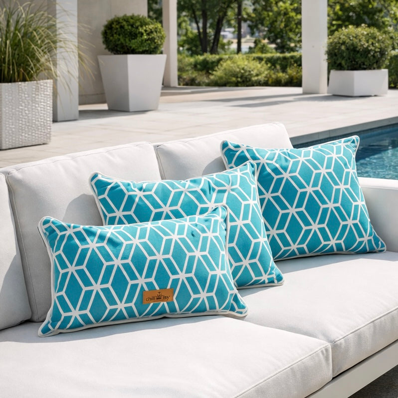 Chillisy in Türkis mit weißen geometrischen Muster und goldenem chillisy Aufnäher