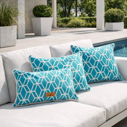 Chillisy in Türkis mit weißen geometrischen Muster und goldenem chillisy Aufnäher