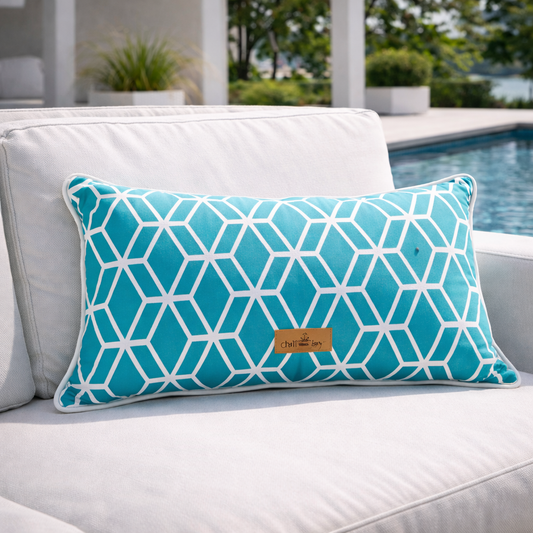 Outdoorkissen in Türkis mit weißen geometrischen Muster und goldenem chillisy Aufnäher