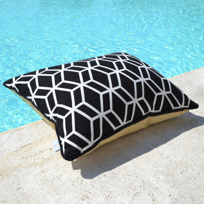 Kissen Outdoor und Indoor, Farbe: Hintergrund schwarz mit weiem geometrischen Muster. Rückseite: Beige. Alle Größen verfügbar.