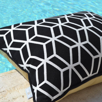 Kissen Outdoor und Indoor, Farbe: Hintergrund schwarz mit weiem geometrischen Muster. Rückseite: Beige. Alle Größen verfügbar.