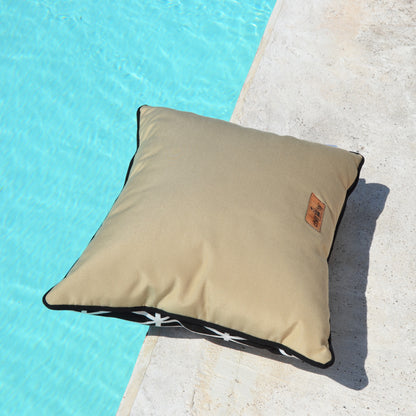 Kissen Outdoor und Indoor, Farbe: Hintergrund schwarz mit weiem geometrischen Muster. Rückseite: Beige mit goldenem Label Aufnäher: chillisy. Alle Größen verfügbar.