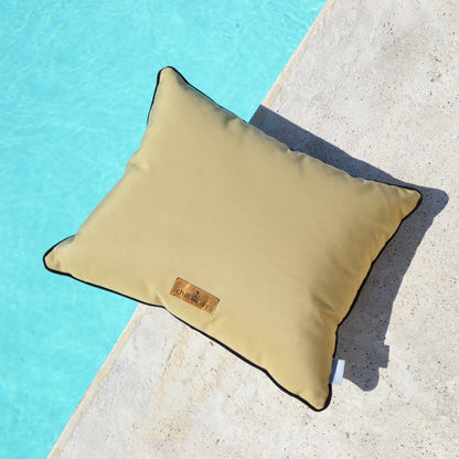 Kissen Outdoor und Indoor, Farbe: Hintergrund schwarz mit weiem geometrischen Muster. Rückseite: Beige mit goldenem Label Aufnäher: chillisy. Alle Größen verfügbar.