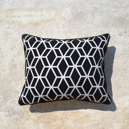 Kissen Outdoor und Indoor, Farbe: Hintergrund schwarz mit weiem geometrischen Muster. Rückseite: Beige mit goldenem Label Aufnäher: chillisy. Alle Größen verfügbar.
