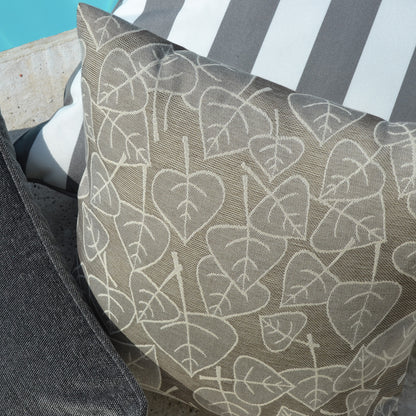 Graues Gartenkissen mit Blättermotiv kaufen.