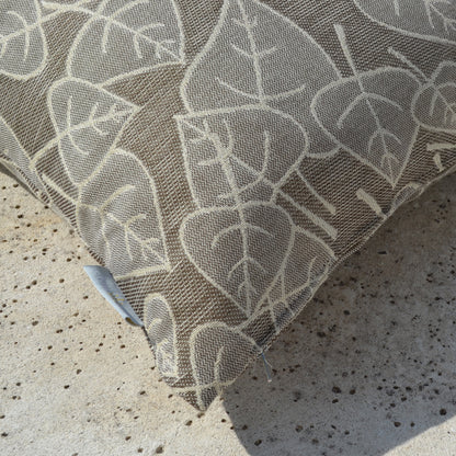 Graues Gartenkissen mit Blättermotiv kaufen.