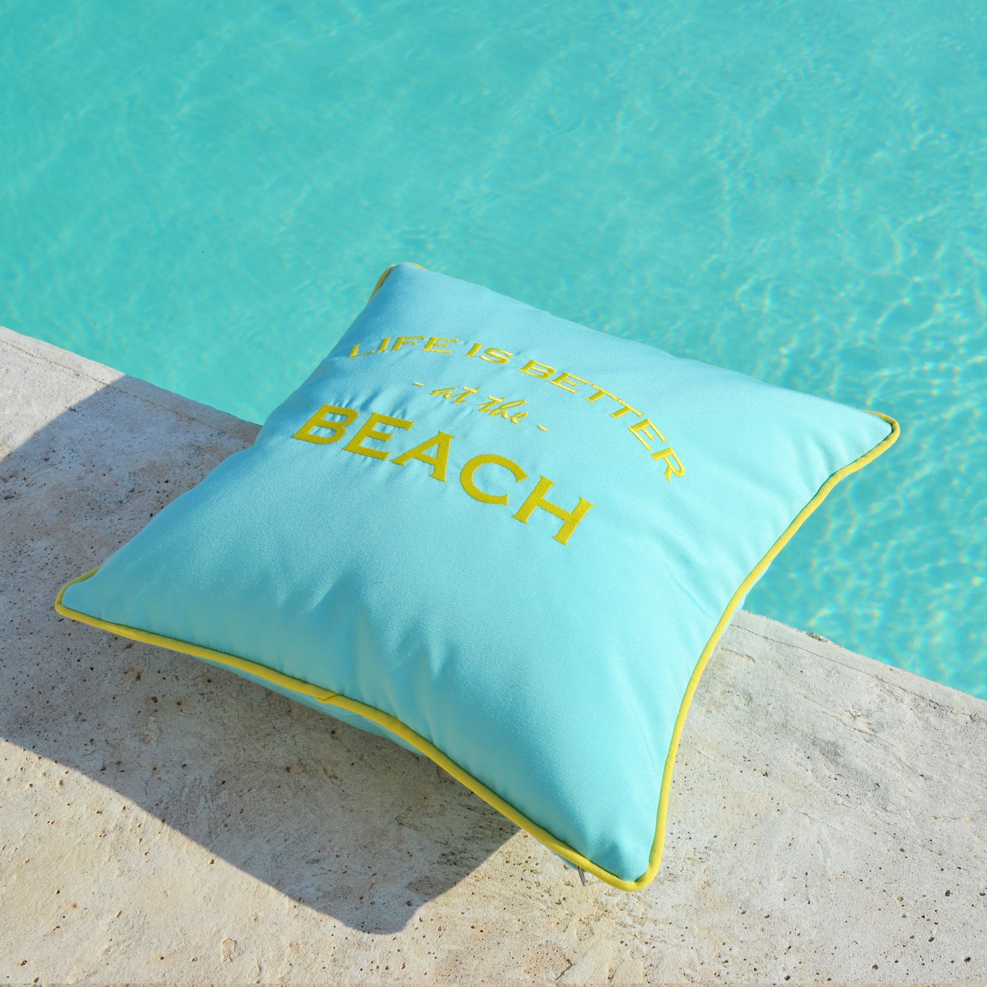 Kissen LIFE IST BETTER AT THE BEACH in Mint Limone
Mint farbenes Kissen in Limonen Gelb bestickt "LIFE IS BETTER AT THE BEACH". Für Strandliebhaber, die ein bisschen Beach Feeling zu Hause bevorzugen.