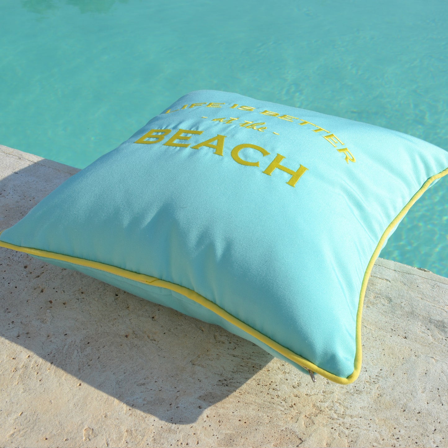 Kissen LIFE IST BETTER AT THE BEACH in Mint Limone
Mint farbenes Kissen in Limonen Gelb bestickt "LIFE IS BETTER AT THE BEACH". Für Strandliebhaber, die ein bisschen Beach Feeling zu Hause bevorzugen.