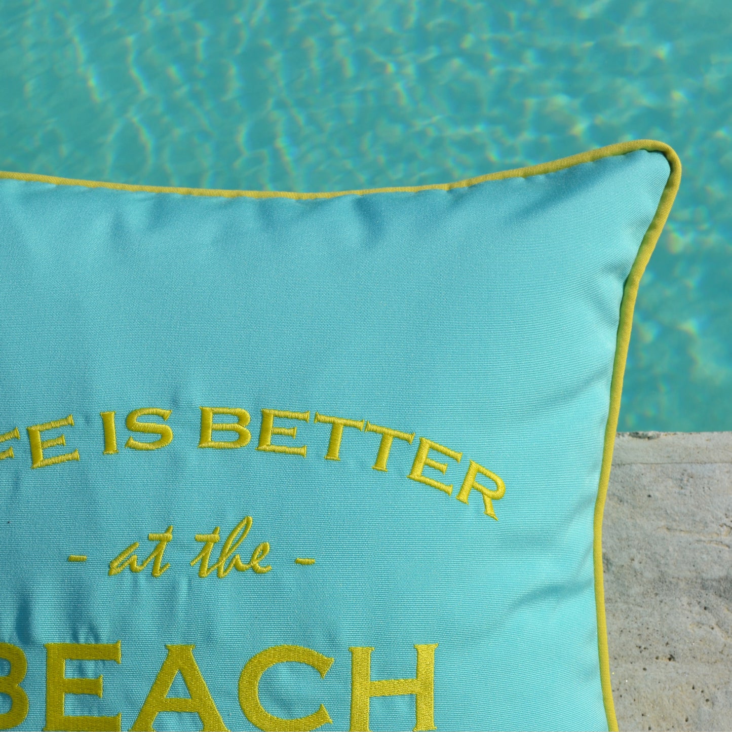 Kissen LIFE IST BETTER AT THE BEACH in Mint Limone
Mint farbenes Kissen in Limonen Gelb bestickt "LIFE IS BETTER AT THE BEACH". Für Strandliebhaber, die ein bisschen Beach Feeling zu Hause bevorzugen.