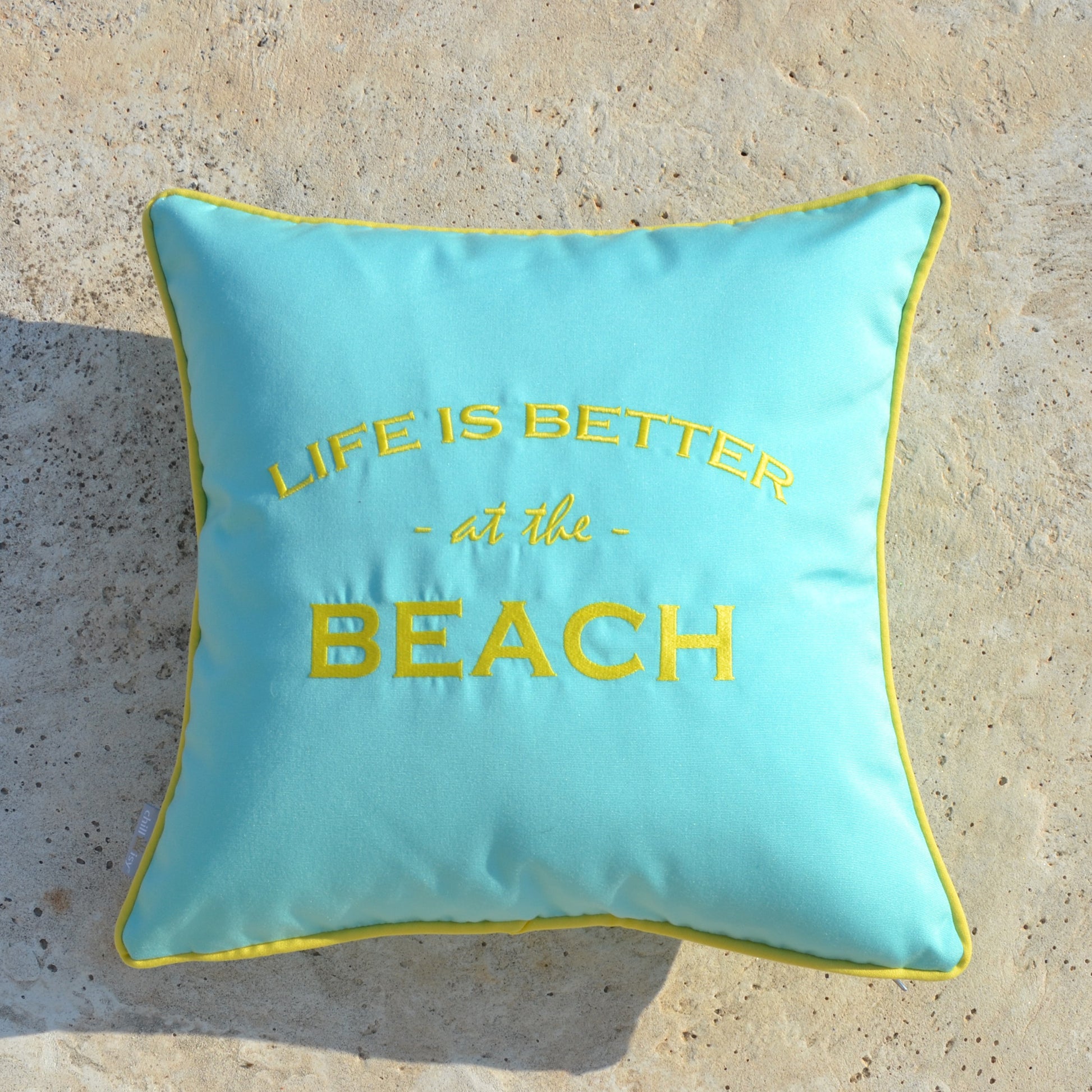 Kissen LIFE IST BETTER AT THE BEACH in Mint Limone
Mint farbenes Kissen in Limonen Gelb bestickt "LIFE IS BETTER AT THE BEACH". Für Strandliebhaber, die ein bisschen Beach Feeling zu Hause bevorzugen.