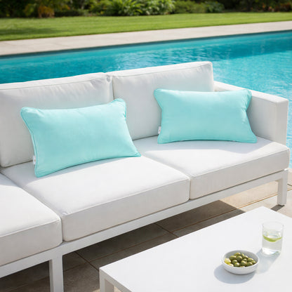 Gartenkissen in Mint mit Pasepel/Keder wetterfest in 50x30 cm von chillisy hergestellt in Deutschland, dargestellt auf einer weeißen Gartenlounge am Pool.