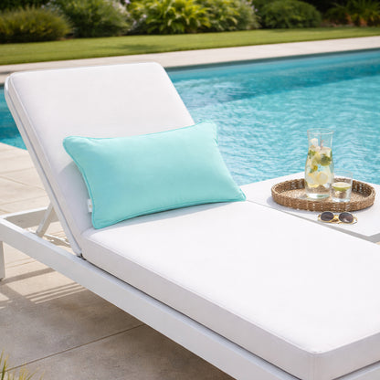 Gartenkissen in Mint auf weisser Sonnenliege in 60x40 cm am Poolrand von chillisy hergestellt in Deutschland mit 5 Jahren Garantie. Wetterfest, wasserabweisend, atmungsaktiv, farbecht, Öko-Tex Standard 100
