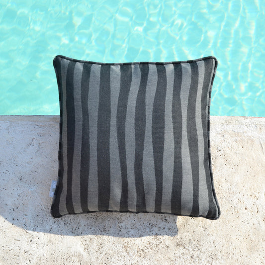 Kissen, Farbe: schwarz, dunkelgrau, Design: Waves, Wellen. Hergestellt in Deutschland. Weltweiter Versand. Marke: chillisy.
Cushion, color: black, dark gray, design: waves. Made in Germany. Worldwide shipping. Brand: chillisy.