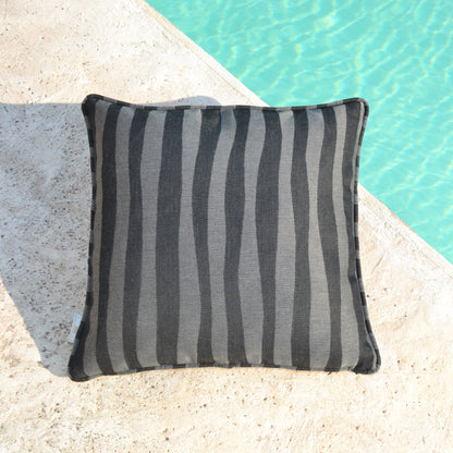 Kissen, Farbe: schwarz, dunkelgrau, Design: Waves, Wellen. Hergestellt in Deutschland. Weltweiter Versand. Marke: chillisy.
Cushion, color: black, dark gray, design: waves. Made in Germany. Worldwide shipping. Brand: chillisy.