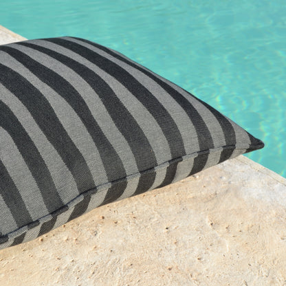Kissen, Farbe: schwarz, dunkelgrau, Design: Waves, Wellen. Hergestellt in Deutschland. Weltweiter Versand. Marke: chillisy.
Cushion, color: black, dark gray, design: waves. Made in Germany. Worldwide shipping. Brand: chillisy.