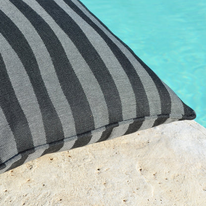 Kissen, Farbe: schwarz, dunkelgrau, Design: Waves, Wellen. Hergestellt in Deutschland. Weltweiter Versand. Marke: chillisy.
Cushion, color: black, dark gray, design: waves. Made in Germany. Worldwide shipping. Brand: chillisy.