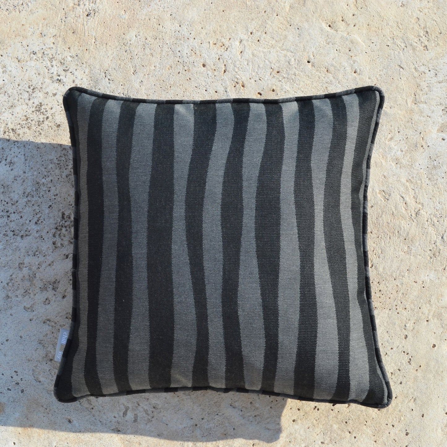 Kissen, Farbe: schwarz, dunkelgrau, Design: Waves, Wellen. Hergestellt in Deutschland. Weltweiter Versand. Marke: chillisy.
Cushion, color: black, dark gray, design: waves. Made in Germany. Worldwide shipping. Brand: chillisy.