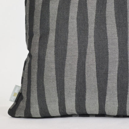 Kissen, Farbe: schwarz, dunkelgrau, Design: Waves, Wellen. Hergestellt in Deutschland. Weltweiter Versand. Marke: chillisy.
Cushion, color: black, dark gray, design: waves. Made in Germany. Worldwide shipping. Brand: chillisy.