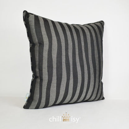 Kissen, Farbe: schwarz, dunkelgrau, Design: Waves, Wellen. Hergestellt in Deutschland. Weltweiter Versand. Marke: chillisy.
Cushion, color: black, dark gray, design: waves. Made in Germany. Worldwide shipping. Brand: chillisy.