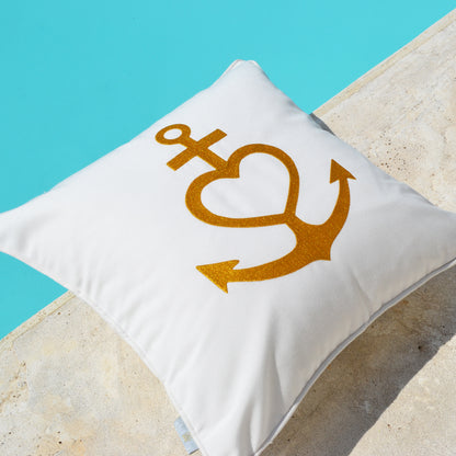 Weißes Kissen mit goldenem Anker, Herz und Kreuz bestickt. Verwendung: Indoor und Outdoor.