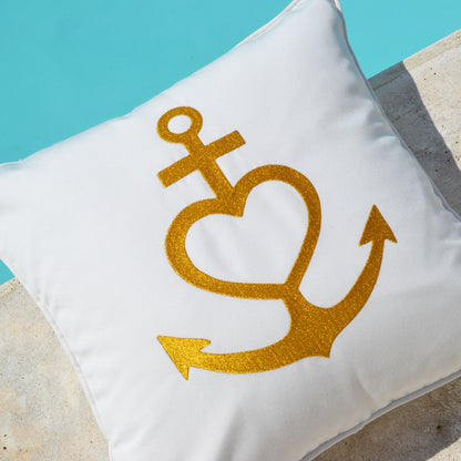 Weißes Kissen mit goldenem Anker, Herz und Kreuz bestickt. Verwendung: Indoor und Outdoor.