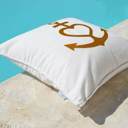 Weißes Kissen mit goldenem Anker, Herz und Kreuz bestickt. Verwendung: Indoor und Outdoor.