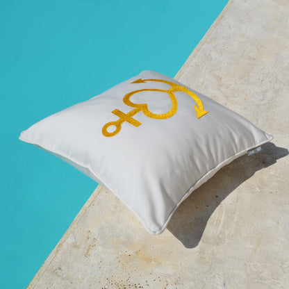 Weißes Kissen mit goldenem Anker, Herz und Kreuz bestickt. Verwendung: Indoor und Outdoor.