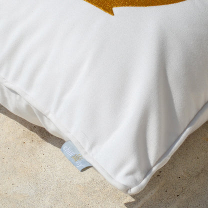Weißes Kissen mit goldenem Anker, Herz und Kreuz bestickt. Verwendung: Indoor und Outdoor.