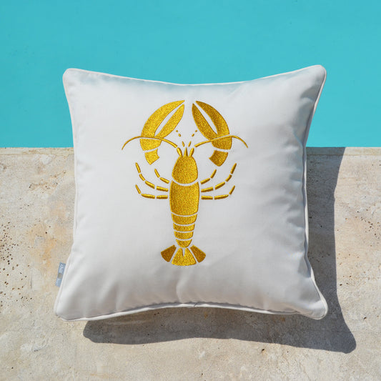 Weißes Kissen mit dem gold gestickten Motiv Lobster Hummer, Größe 45x45 cm, Verwendung im Innen- und Außenbereich. Marke: chillisy