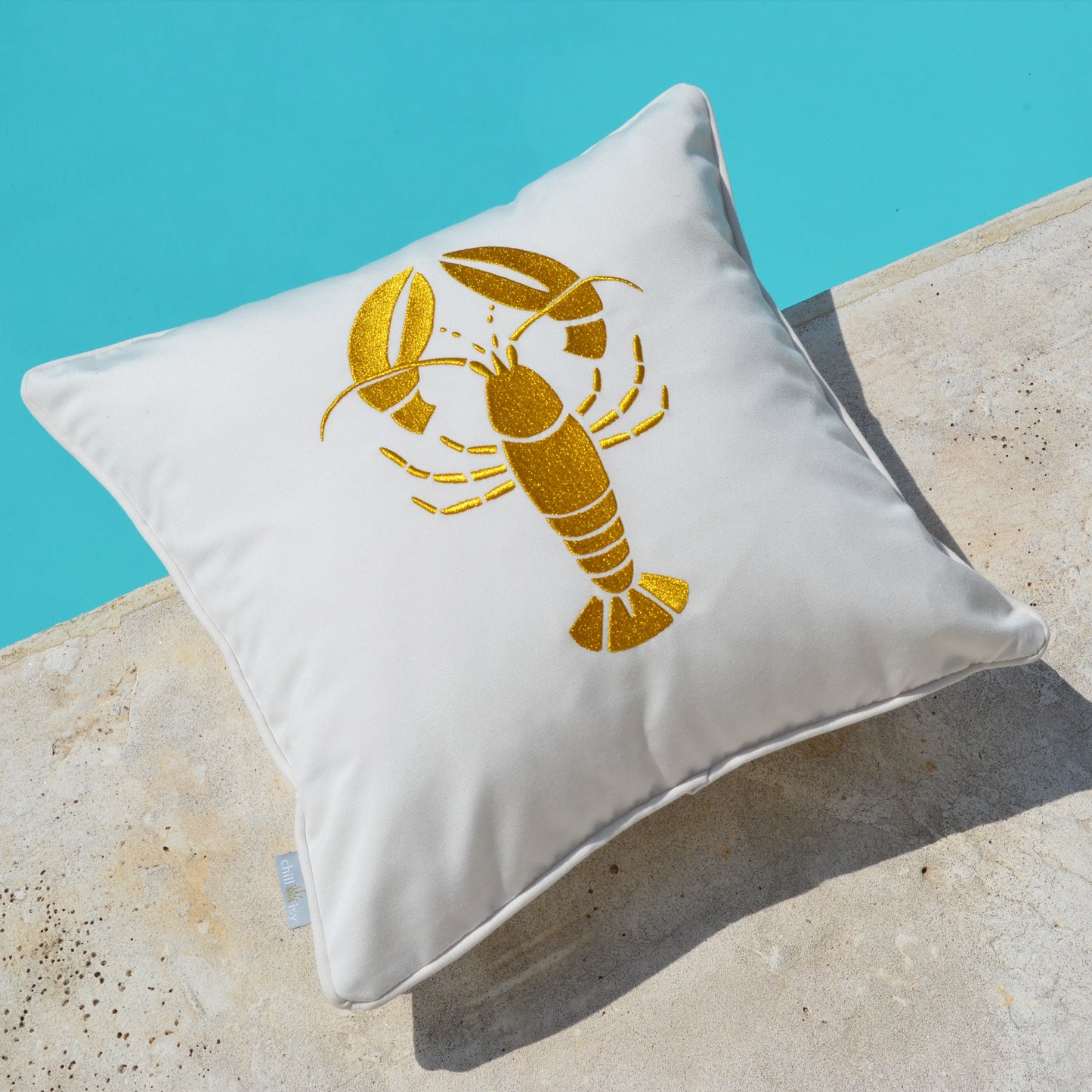 Weißes Kissen mit dem gold gestickten Motiv Lobster Hummer, Größe 45x45 cm, Verwendung im Innen- und Außenbereich. Marke: chillisy