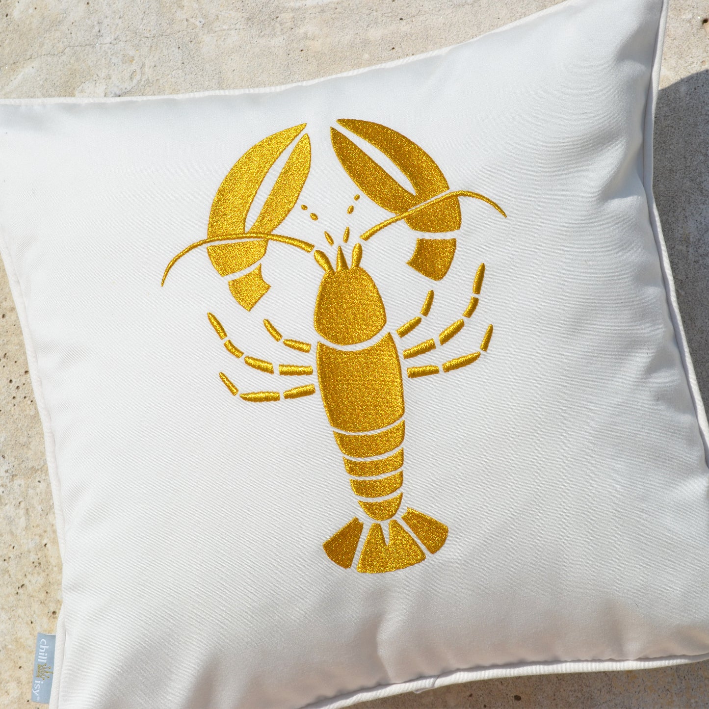 Weißes Kissen mit dem gold gestickten Motiv Lobster Hummer, Größe 45x45 cm, Verwendung im Innen- und Außenbereich. Marke: chillisy