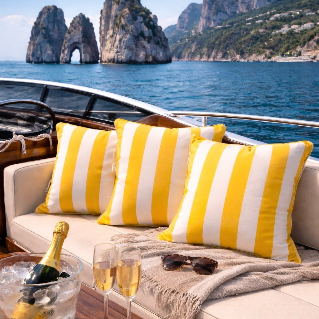 Outdoorkissen gelb weiss gestreift mit keder auf motoryacht 
