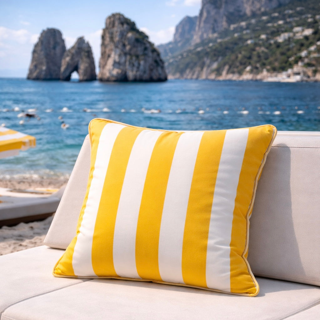 Outdoorkissen gelb weiss gestreift mit keder auf Sonnenliege am Strand