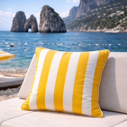 Outdoorkissen gelb weiss gestreift mit keder auf Sonnenliege am Strand
