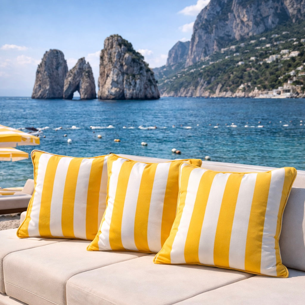 Outdoorkissen gelb weiss gestreift mit keder auf weißer Strandliege