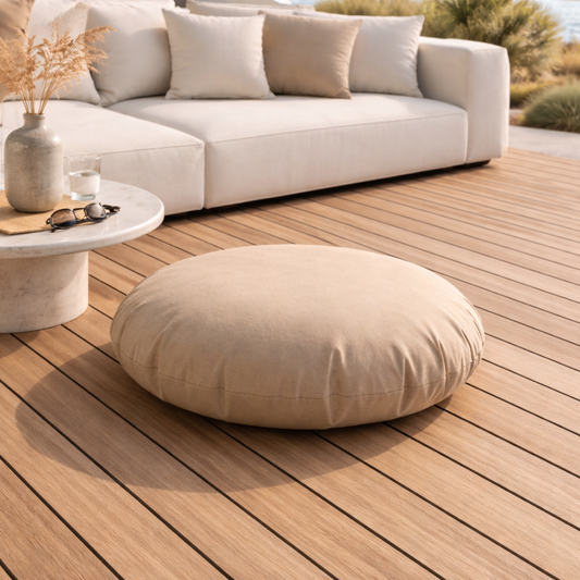 Beiges rundes Bodenkissen wetterfest von chillisy in Deutschland hergestellt, auf Terrassen Holzboden mit Gartenlounge dargestellt.