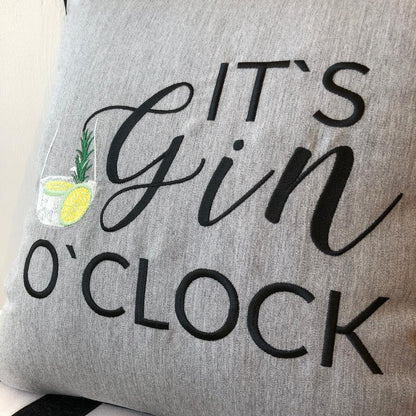 Kissen "It's Gin o'clock", Farbe: Grau, Schwarz, 50x50 cm, Hergestellt in Deutschland, chillisy. online kaufen
