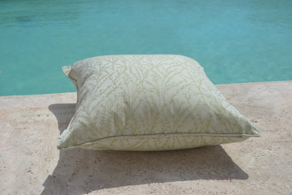 Kissen Florina. Grünes Gartenkissen mit floralem Muster, hergestellt aus Dralon für die Verwendung In- und Outdoor. Von chillisy® in Deutschland hergestellt. 