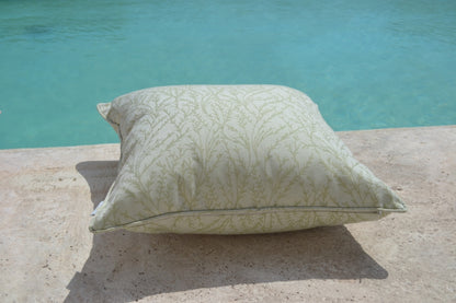 Kissen Florina. Grünes Gartenkissen mit floralem Muster, hergestellt aus Dralon für die Verwendung In- und Outdoor. Von chillisy® in Deutschland hergestellt. 