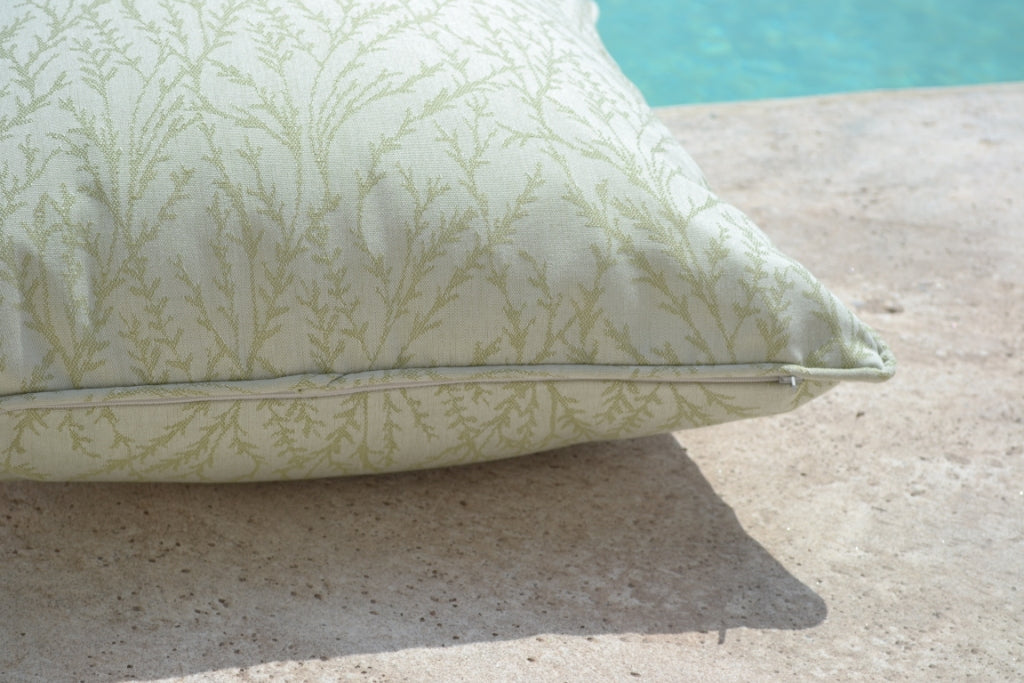 Kissen Florina. Grünes Gartenkissen mit floralem Muster, hergestellt aus Dralon für die Verwendung In- und Outdoor. Von chillisy® in Deutschland hergestellt. 