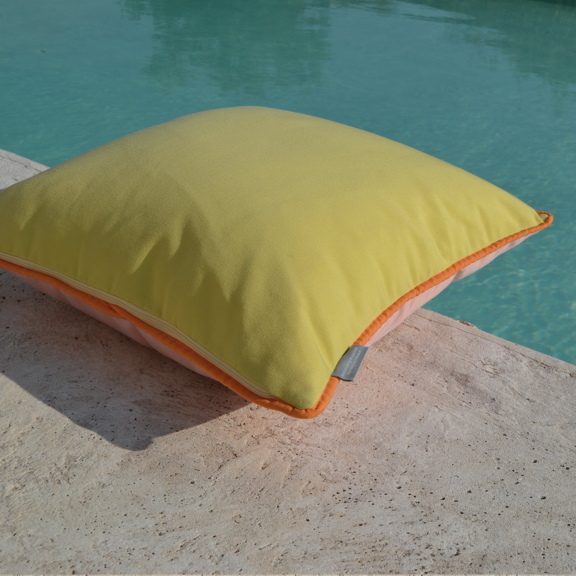 Kissen cushion "Happy Cushions", Farbe: rosa, mandarinen orange, limonen gelb. Verwendung: Indoor, Outdoor, Yacht. hergestellt in Deutschland. Marke: chillisy.

Cushion "Happy Cushions", color: pink, tangerine orange, lime yellow. Usage: Indoor, Outdoor, Yacht. Made in Germany. Brand: chillisy.