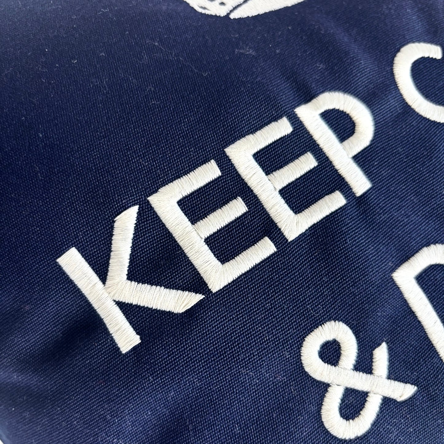 Dekokissen „Keep Calm & Drink Champagne“ – Navyblau mit weißer Stickerei