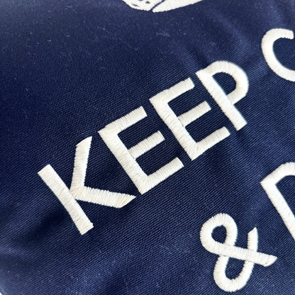 Dekokissen „Keep Calm & Drink Champagne“ – Navyblau mit weißer Stickerei