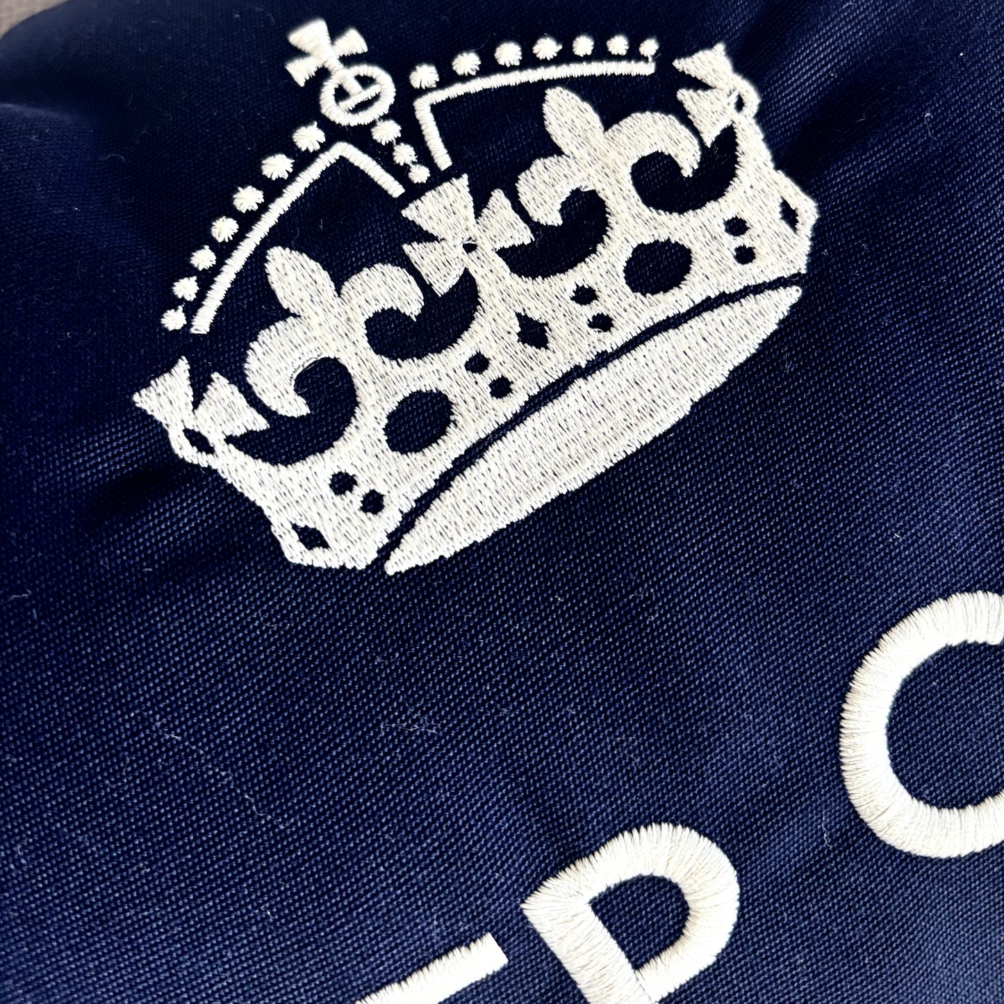 Dekokissen „Keep Calm & Drink Champagne“ – Navyblau mit weißer Stickerei