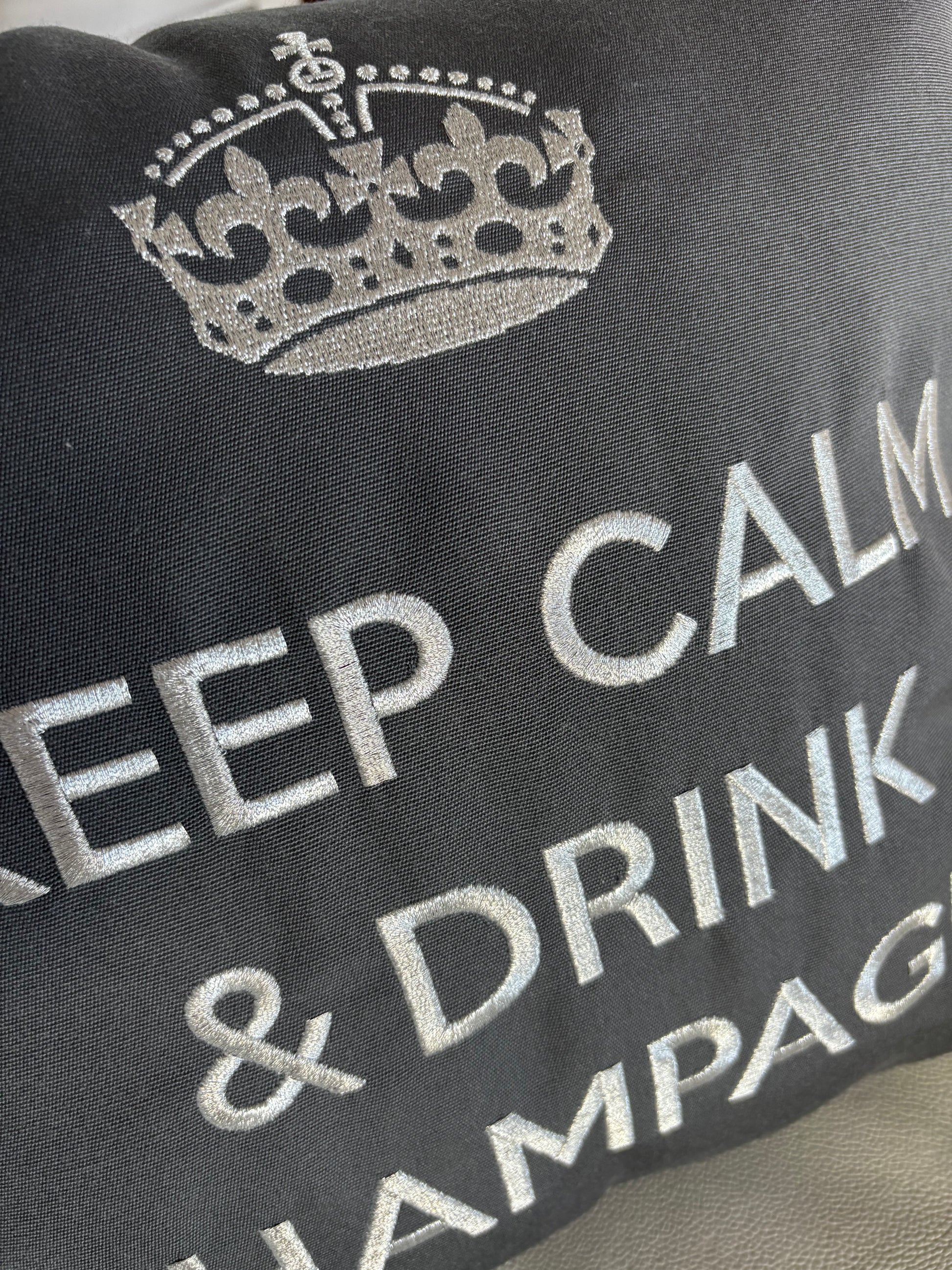 Detail des Kissens KEEP CALM & DRINK CHAMPAGNE 