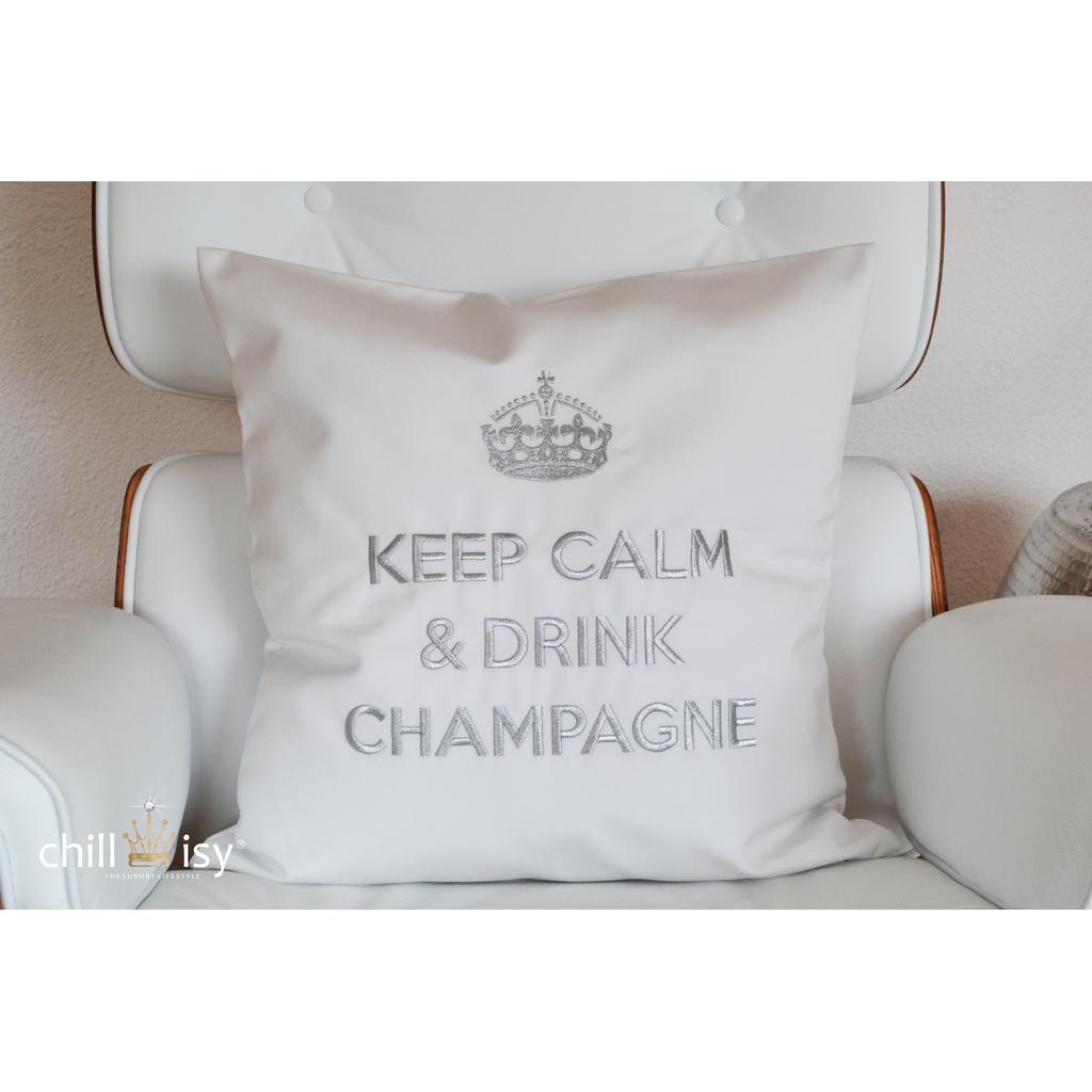 Kissen Keep Calm & Drink Champagne Kissen für Indoor und Outdoor in weiss und silber Indoor auf Fell Teppich