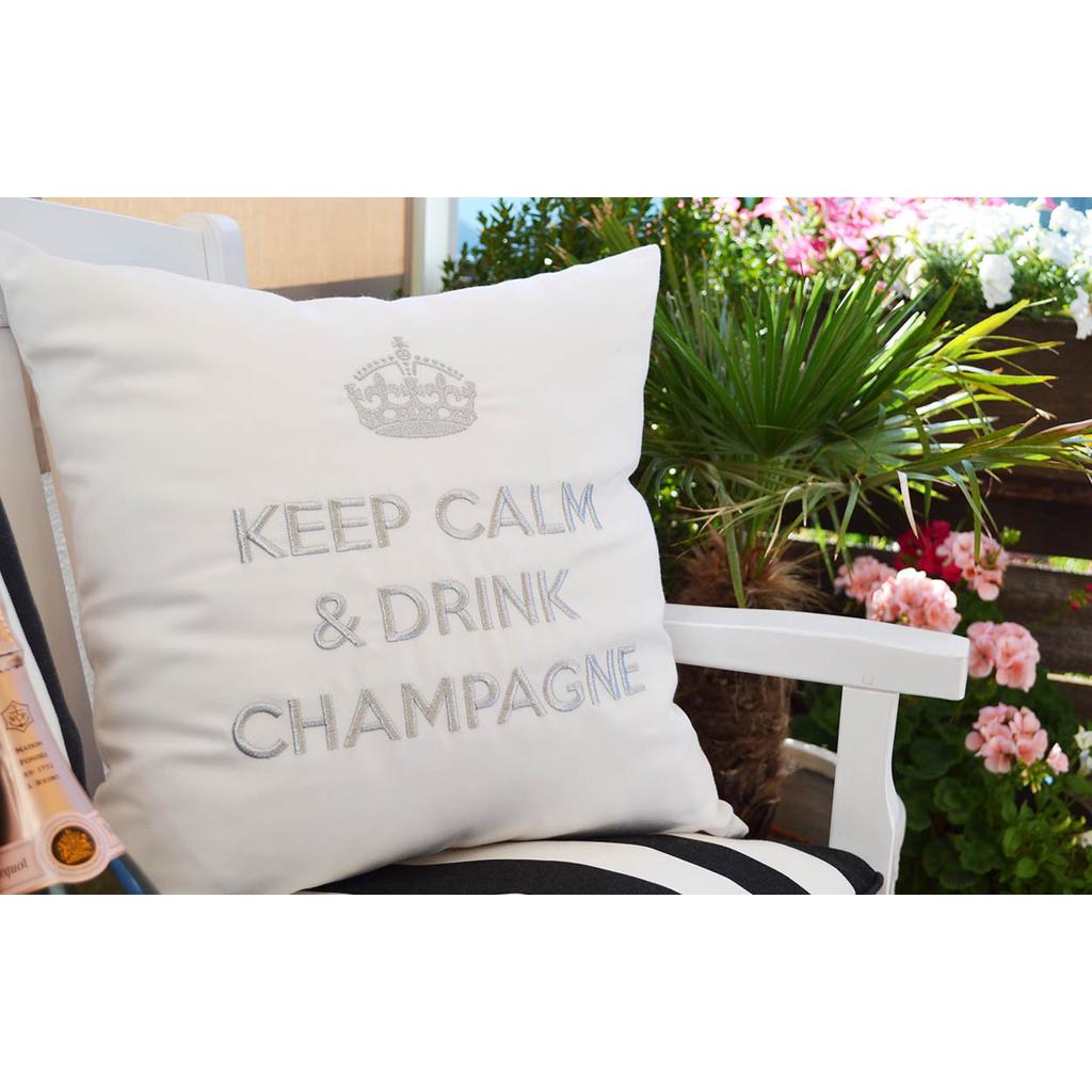 Kissen Keep Calm & Drink Champagne Kissen für Indoor und Outdoor in weiss und silber Indoor auf Fell Teppich