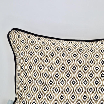 Detail Kissen Sunbrella Komo Raffia Grau Melange  Für die Verwendung: Indoor und Outdoor  Bohemian Style Kissen für den Außen- und Innenbereich in der natürlichen Farbkombination Beige, Taupe, Weiß, Schwarz und Grau Melange.