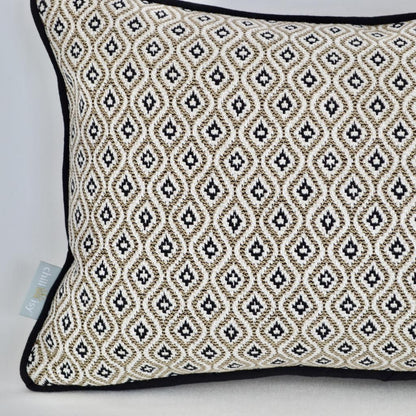 Kissen Sunbrella Komo Raffia Grau Melange  Für die Verwendung: Indoor und Outdoor  Bohemian Style Kissen für den Außen- und Innenbereich in der natürlichen Farbkombination Beige, Taupe, Weiß, Schwarz und Grau Melange.